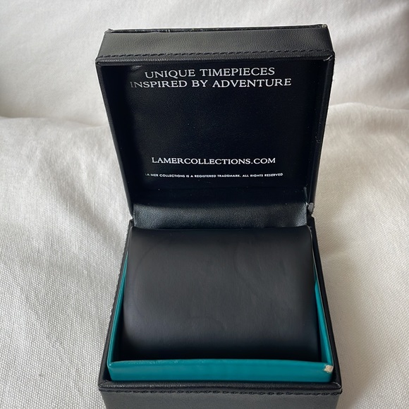 La Mer Collections Women's Leaf Charm Blue Leather Watch - Picture 9 of 10